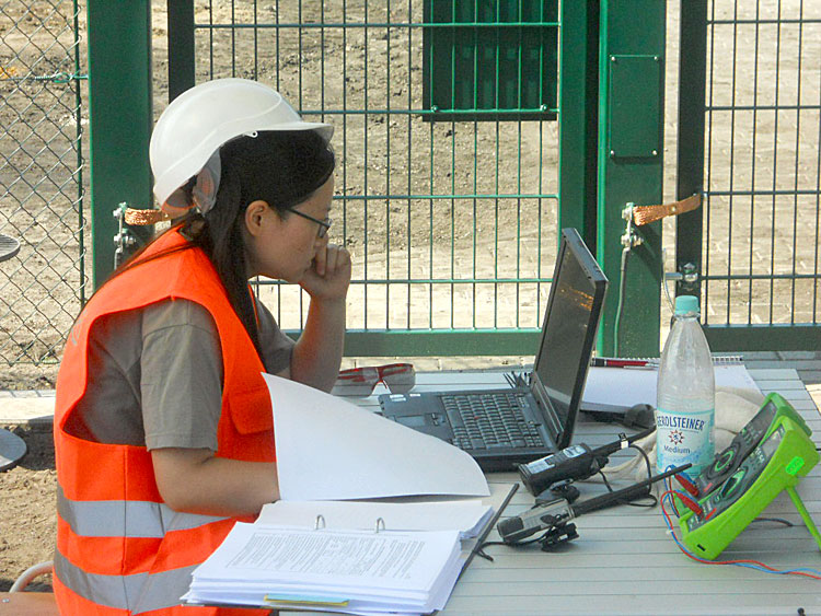 Diplomingenieurin Rulan Tang von Ascori bei der Messung im Umspannwerk Holzhausen