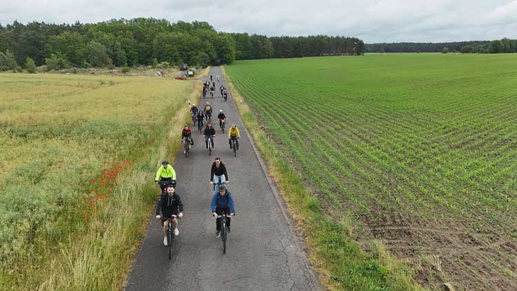 Mit den Fahrrädern irgendwo im Nirgendwo